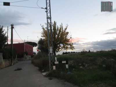 Una piccola casa cantoniera precede un secondo passaggio a livello (foto di Cassandra Capriati)